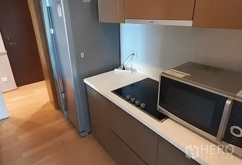 คอนโด ให้เช่าในKhlong Toei, Bangkok - ครัวแบบแกลลอรี่พร้อมเตาอินดักชัน ตู้เก็บของบิวต์อิน และตู้เย็นไซด์บายไซด์