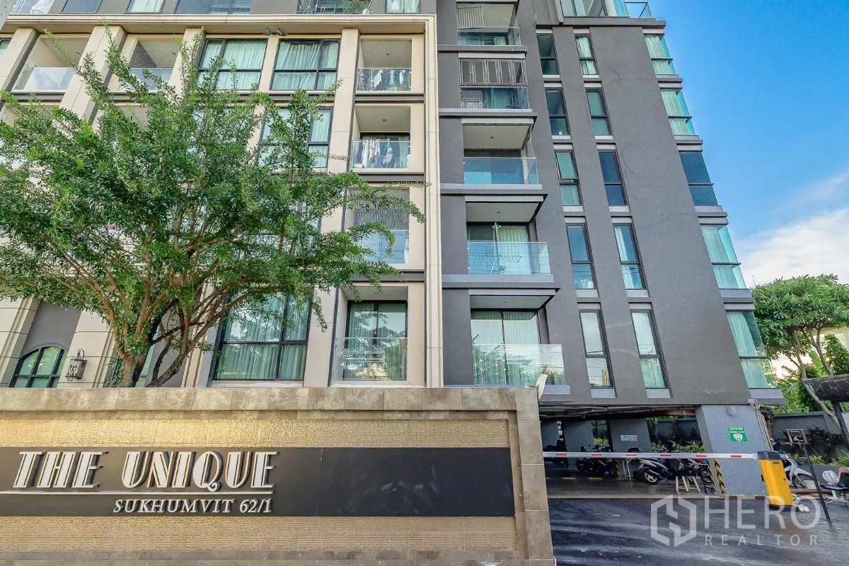 คอนโด ให้เช่าหรือขายในPhra Khanong, Bangkok - ห้องน้ำเล็กพร้อมกระจกกลม อ่างล้างหน้า และผนังลายหินอ่อนสีดำ