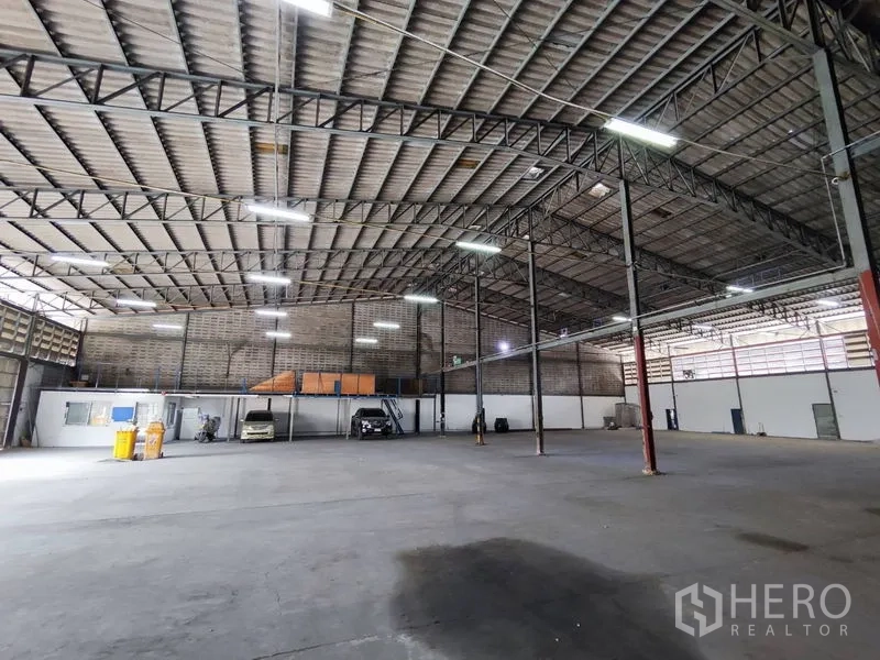 คลังสินค้า ให้เช่าในBang Phli, Samut Prakan - พื้นที่โล่งแปลนเปิด พื้นคอนกรีต เสาเหล็ก และชั้นลอยตามแนวผนัง
