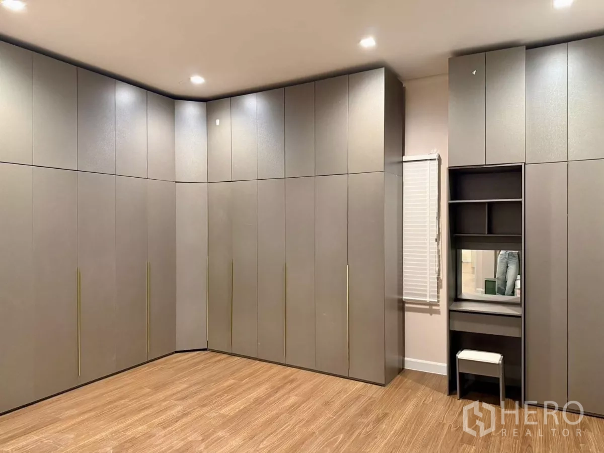 Detached House for rent in Bang Phli, Samut Prakan - Spacious walk-in wardrobe with floor-to-ceiling fitted cabinets and vanity.