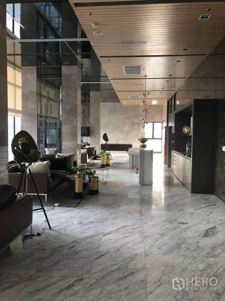 Condominium for sale in Ratchathewi, Bangkok - Luxurious marble lobby with seating, high ceiling and modern decor.