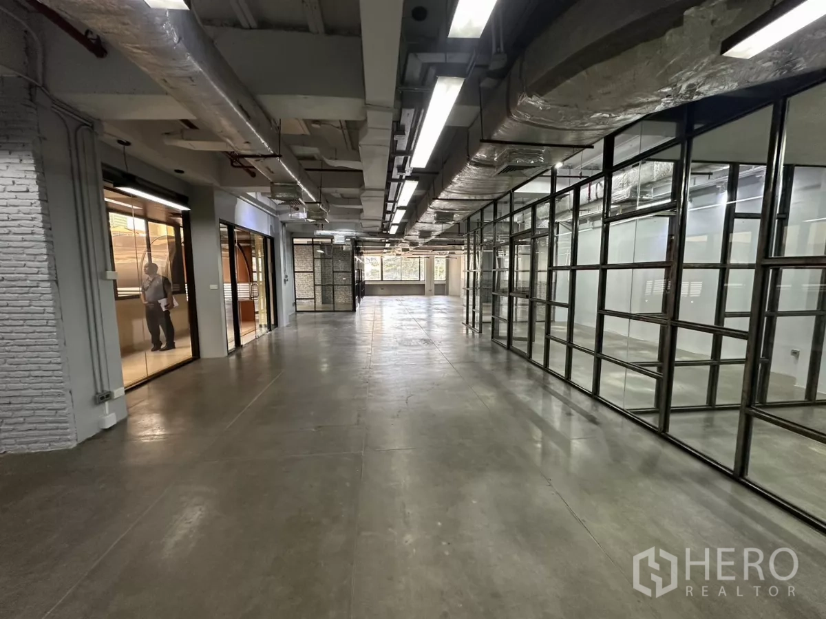 办公空间 出租 - 入口走廊，玻璃隔间与外露风管贯穿。