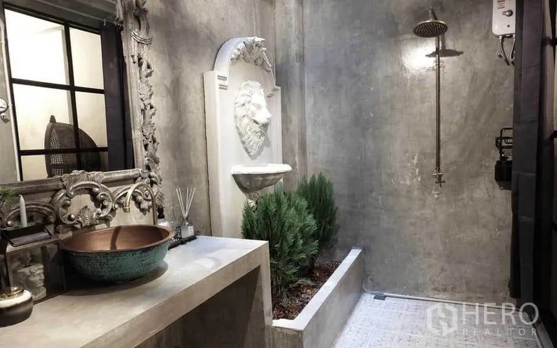 联排别墅 出租在Watthana, Bangkok - 工业风浴室，配雨淋花洒、狮头壁泉与绿植。