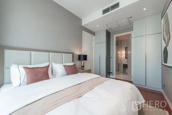 คอนโด ขายในWatthana, Bangkok - มุมห้องนอนเห็นตู้เสื้อผ้าบิลต์อินและประตูเข้าสู่ห้องน้ำในตัวสไตล์โมเดิร์น