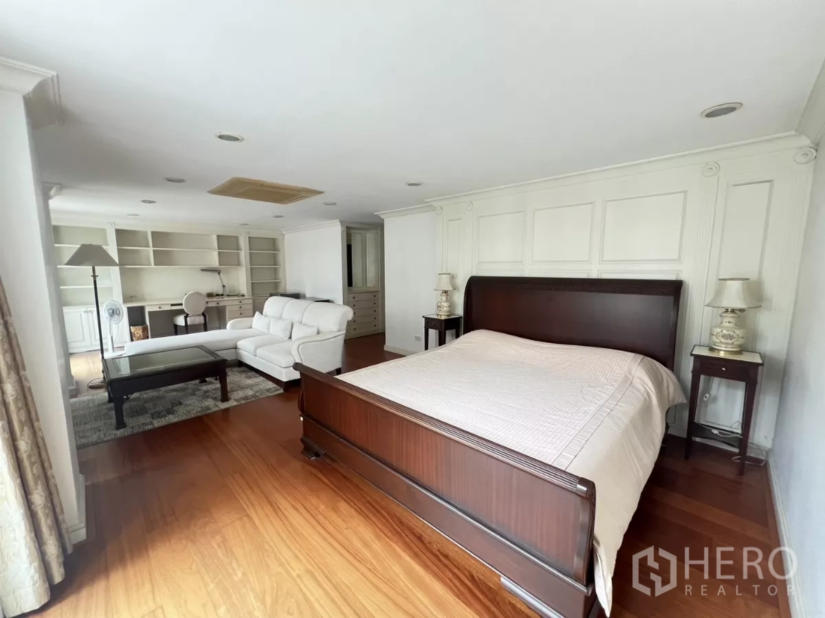 ทาวน์เฮาส์ ขายในWatthana, Bangkok - ห้องนอนใหญ่ เตียงไม้ มุมนั่งเล่น และชั้นวางบิลท์อิน