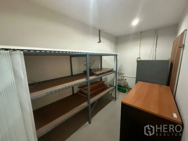 สำนักงาน ขาย - ห้องเก็บของพร้อมชั้นวางโลหะและพื้นกระเบื้อง