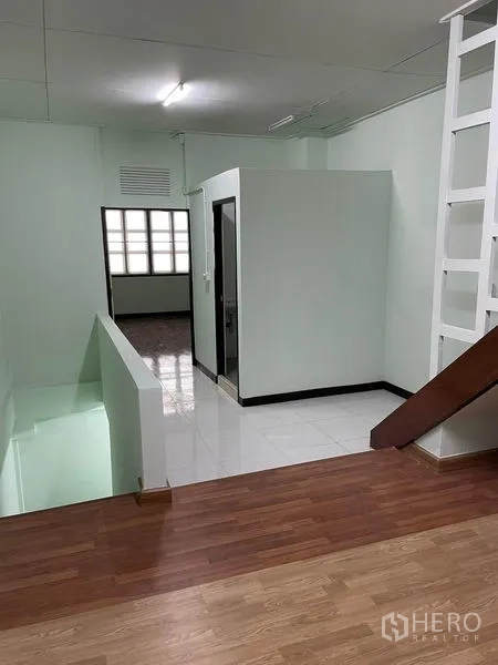 店屋 出租在Phaya Thai, Bangkok - 二层工作区，木楼梯，独立卫浴隔间，照明明亮。