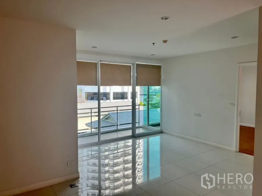 คอนโด ให้เช่าในBang Kho Laem, Bangkok - ห้องนั่งเล่นสว่างพื้นกระเบื้องเงา ประตูกระจกบานเลื่อนสูงจรดเพดานเปิดออกสู่ระเบียงวิวเมือง