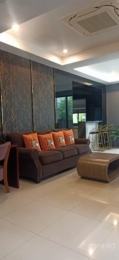 บ้าน ให้เช่าหรือขายในKhan Na Yao, Bangkok - ห้องนั่งเล่นสไตล์โมเดิร์น เพดานฝ้าซ่อนไฟ พื้นกระเบื้อง และหน้าต่างบานใหญ่