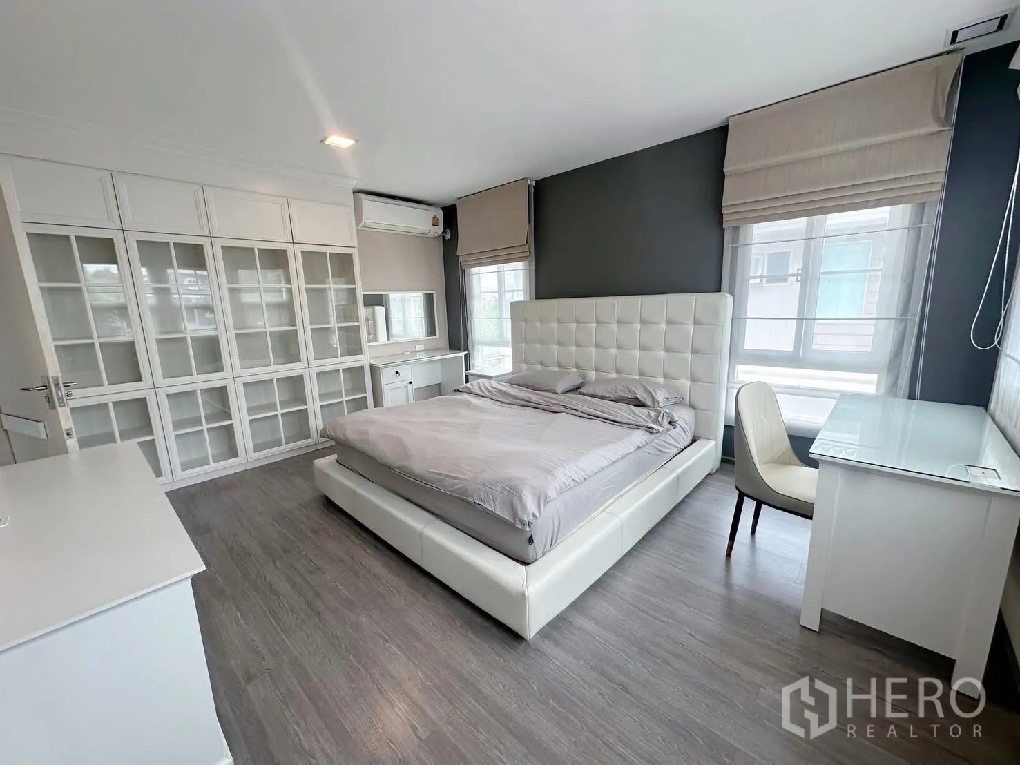 独立式住宅 出租或出售在Bang Phli, Samut Prakan - 二楼楼梯平台，带窗与现代栏杆