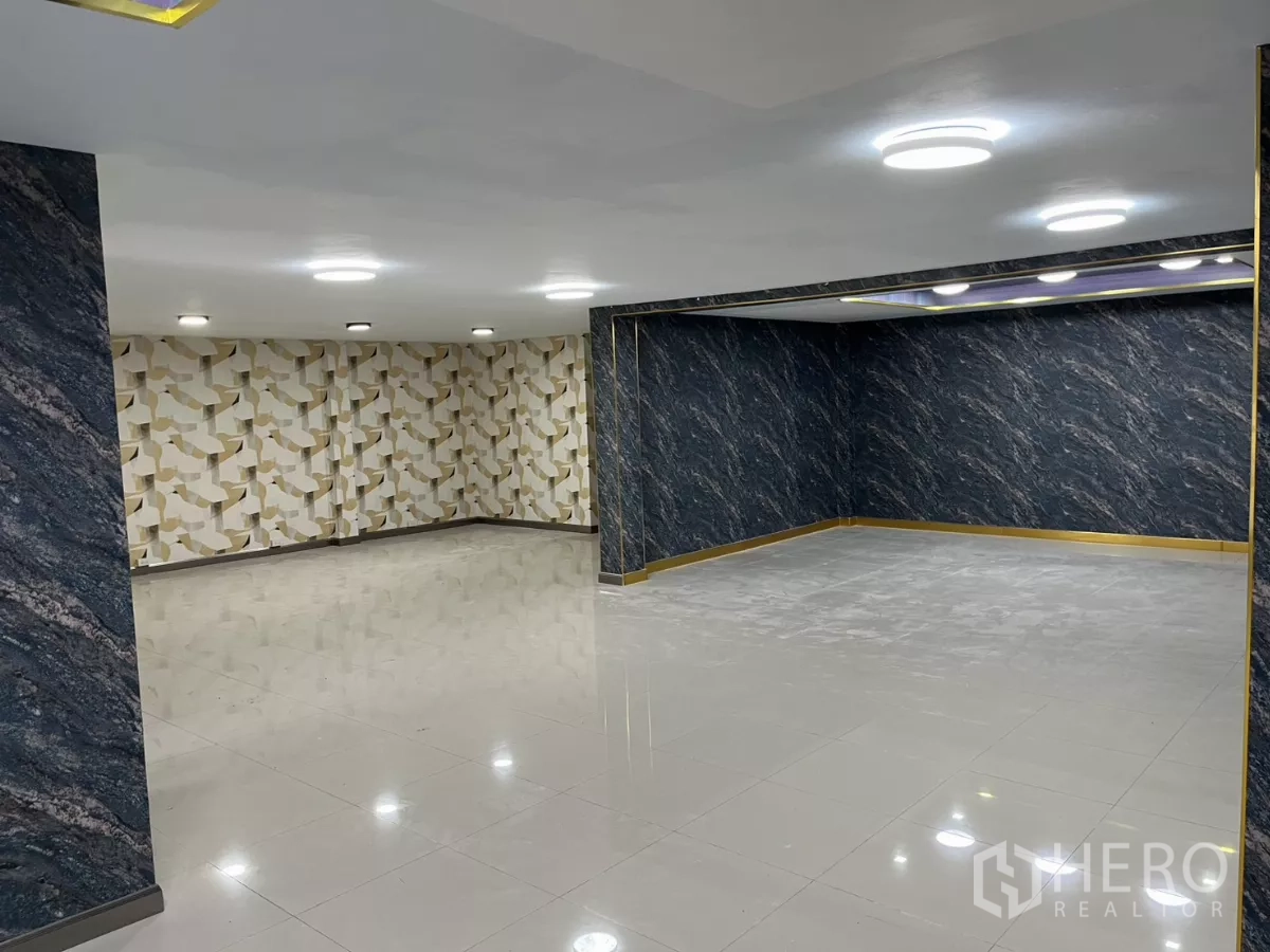 บ้าน ให้เช่าในWatthana, Bangkok - ห้องเอนกประสงค์พื้นกระเบื้องกว้าง ติดไฟเพดานสมัยใหม่และผนังตกแต่ง.