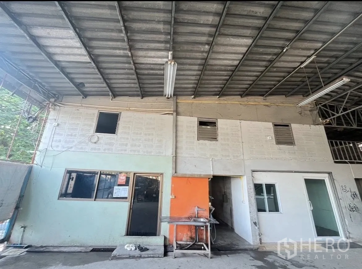 仓库 for rent in Chatuchak, Bangkok - 仓库内的办公室结构外立面，设有窗户与门。