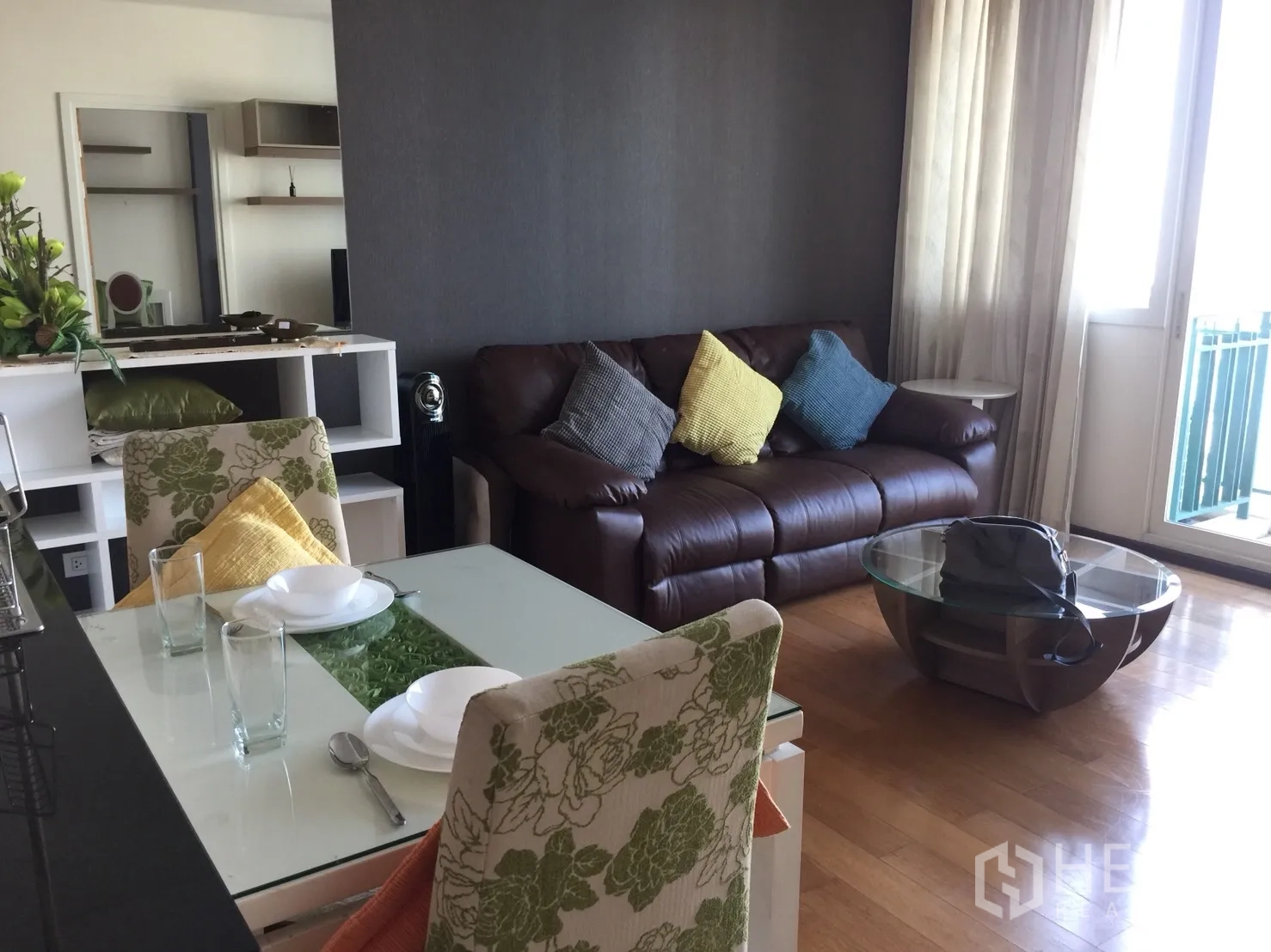 คอนโด ให้เช่าในWatthana, Bangkok - พื้นที่นั่งเล่น-รับประทานอาหาร โซฟาหนังสีน้ำตาล โต๊ะกระจก และประตูกระจกออกระเบียง