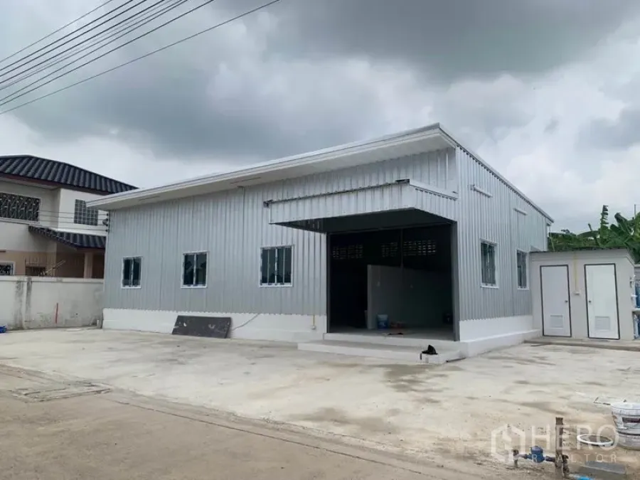 คลังสินค้า ให้เช่าหรือขายในThanyaburi, Pathum Thani - โกดังผนังเมทัลชีทสมัยใหม่ พร้อมลานคอนกรีตกว้างและจุดโหลดสินค้า ในอำเภอธัญบุรี ปทุมธานี