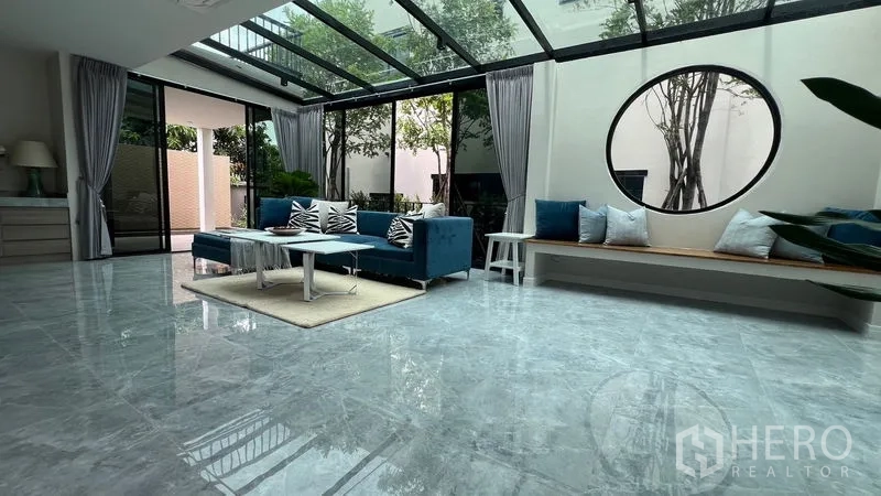 บ้าน ให้เช่าในLat Krabang, Bangkok - ห้องครอบครัวหลังคากระจก ม้านั่งบิลท์อิน และประตูบานเลื่อนเปิดสู่สวน