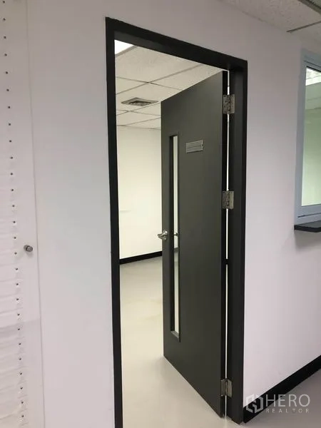 สำนักงาน ให้เช่าในWatthana, Bangkok - ประตูห้องทำงานสีเทาพร้อมช่องกระจกแนวตั้งเข้าสู่ห้องประชุม.