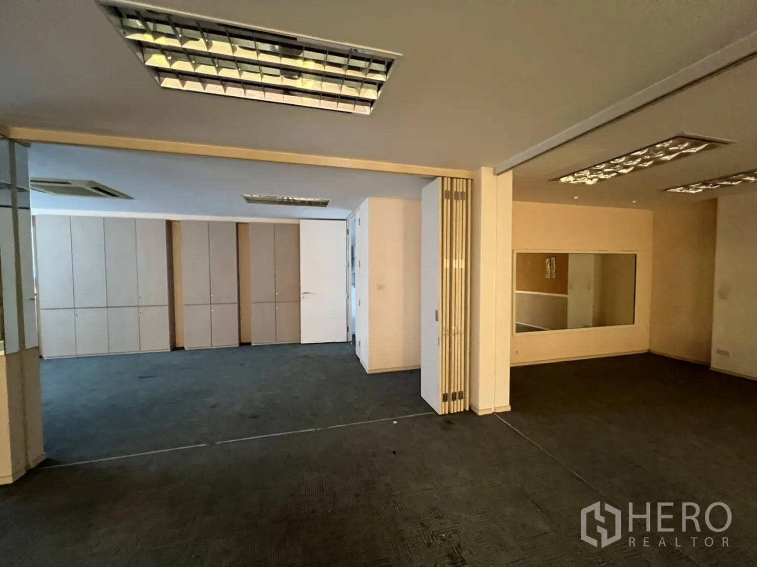 店屋 出租或出售在Watthana, Bangkok - 办公区，带柜体和可开启的隔断墙