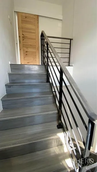 零售空间 出售在Bang Na, Bangkok - 金属栏杆与灰色踏步的楼梯通往上层。