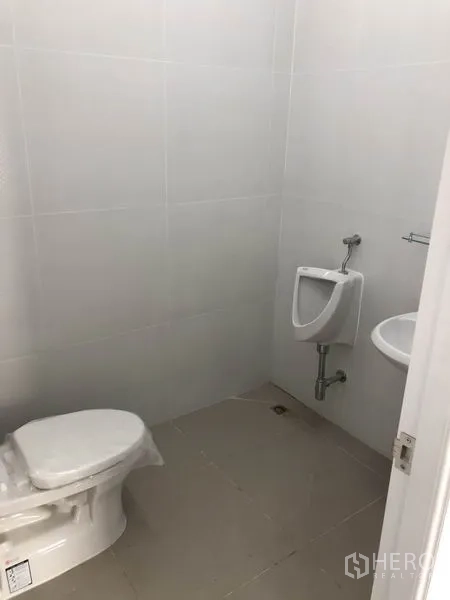 工厂 出租在Phra Nakhon Si Ayutthaya - 瓷砖卫浴，含坐便器、小便器与洗手盆。