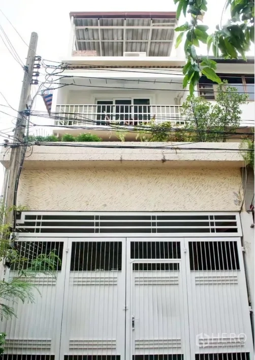 Townhouse for rent in Sathon, Bangkok - Multi-level townhouse exterior with white gated entrance and balconies.