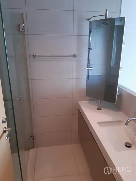 คอนโด ให้เช่าในKhlong Toei, Bangkok - ห้องน้ำสะอาดพร้อมห้องอาบน้ำกระจก เคาน์เตอร์ยาว และกระจกผนัง