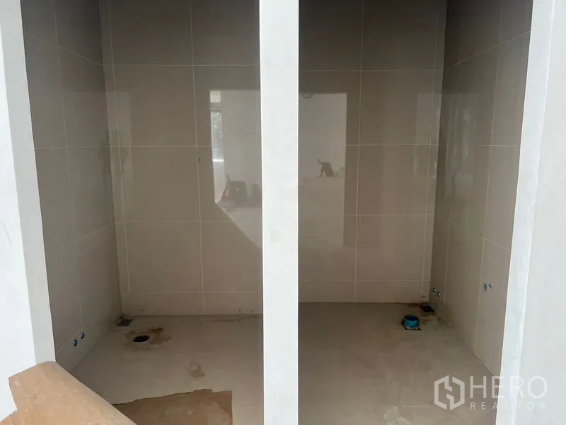 พื้นที่ขายปลีก ให้เช่าในKhlong Toei, Bangkok - ห้องน้ำสองคูหาปูกระเบื้องระหว่างก่อสร้าง พร้อมจุดเดินท่อน้ำ