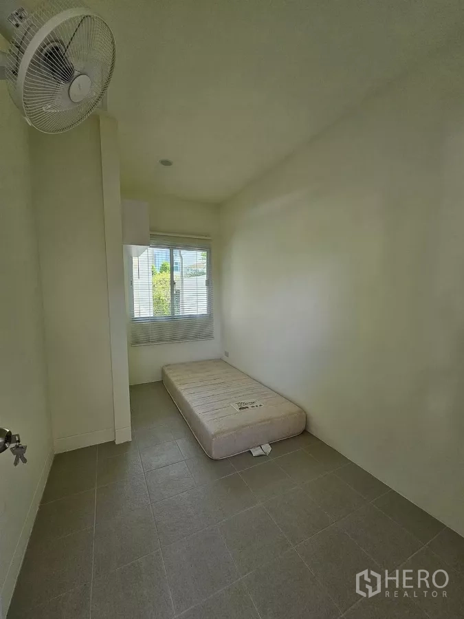 Detached House for rent in Bang Phli, Samut Prakan - Maid’s room with tile floor, window and wall fan.