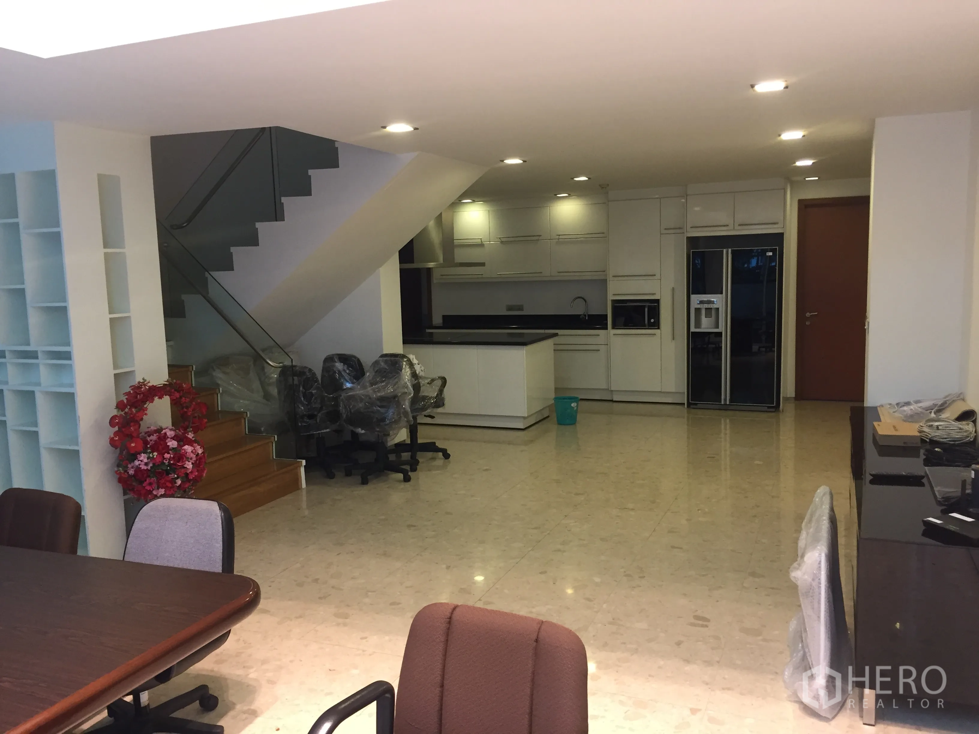 คอนโด ให้เช่าหรือขายในKhlong Toei, Bangkok - ครัวแบบเปิดพร้อมไอส์แลนด์ เครื่องใช้บิลท์อิน และบันไดราวกระจก