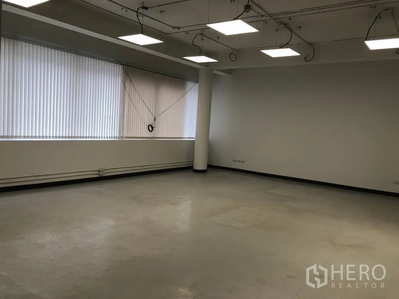 สำนักงาน ให้เช่าในBang Rak, Bangkok - ห้องขนาดใหญ่พื้นคอนกรีต โคมไฟ LED แขวนเพดาน และหน้าต่างยาวพร้อมม่าน