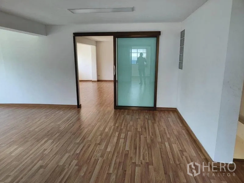 工厂 出售在Sai Noi, Nonthaburi - 开阔办公区，磨砂玻璃推拉门与木地板。
