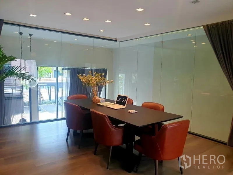สำนักงานที่บ้าน ให้เช่าในBang Phli, Samut Prakan - ห้องประชุมกระจกมองเห็นโถงด้านล่างและพื้นที่สีเขียว