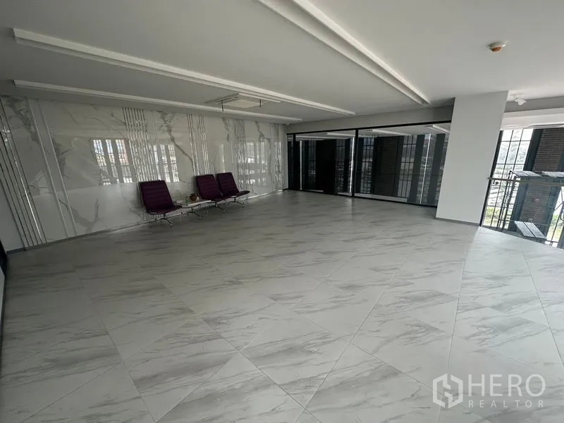 พื้นที่ขายปลีก ให้เช่าในBang Phli, Samut Prakan - เลาจน์ชั้นบน สว่าง พื้นกระเบื้องลายหินอ่อน พร้อมที่นั่งโมเดิร์น