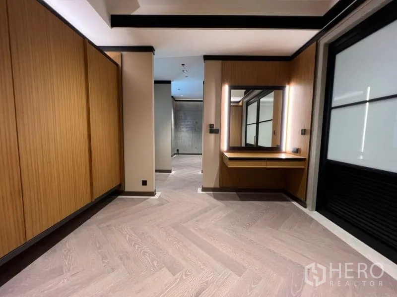 คอนโด ให้เช่าในSathon, Bangkok - มุมแต่งตัวติดตู้บิลท์อินไม้ พร้อมโต๊ะเครื่องแป้งไฟส่องสว่าง