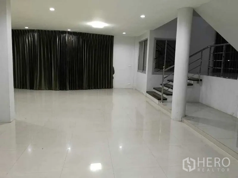 สำนักงานที่บ้าน ให้เช่าในKhlong Toei, Bangkok - ห้องรับแขกกว้าง ผ้าม่านเต็มผนังและบันได