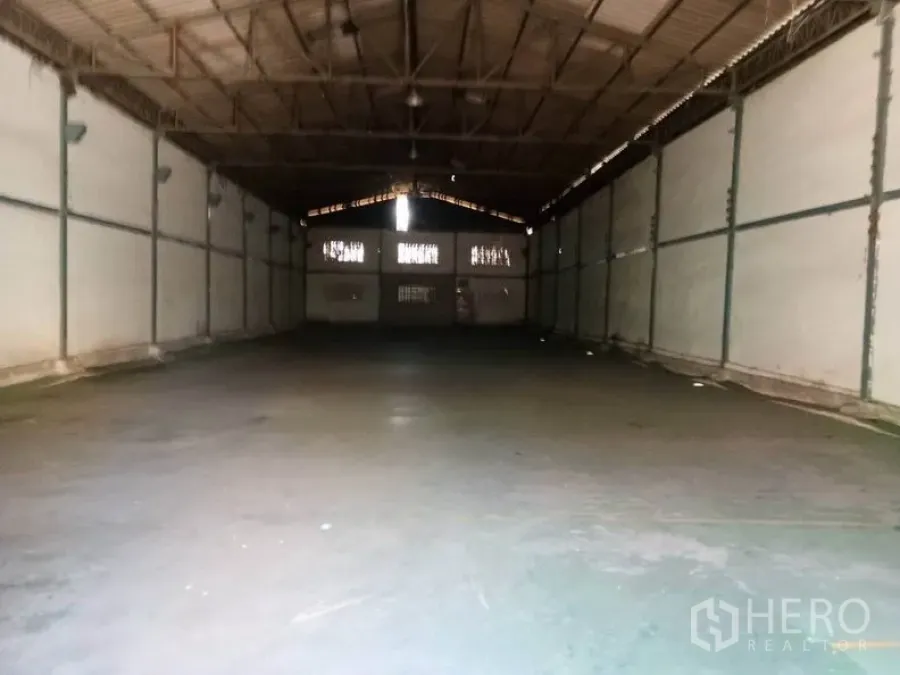 货栈 出租在Bang Sao Thong, Samut Prakan - 宽跨度仓库内部，高钢结构屋顶与平整混凝土地面。