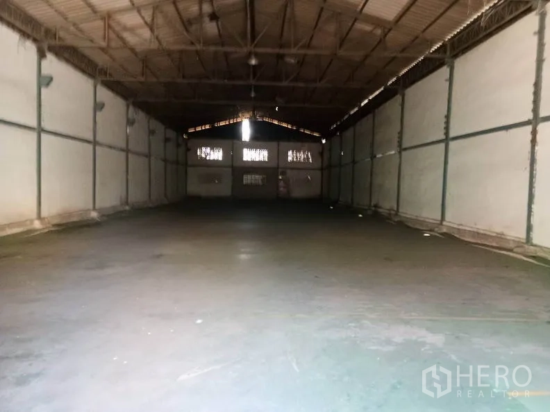 货栈 出租在Bang Sao Thong, Samut Prakan - 宽跨度仓库内部，高钢结构屋顶与平整混凝土地面。