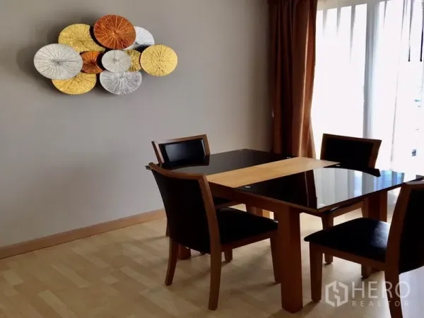 คอนโด ให้เช่าในWatthana, Bangkok - มุมรับประทานอาหารสว่างที่คอนโด 59 Heritage โต๊ะ 4 ที่นั่ง งานศิลป์ผนัง และหน้าต่างเต็มบาน