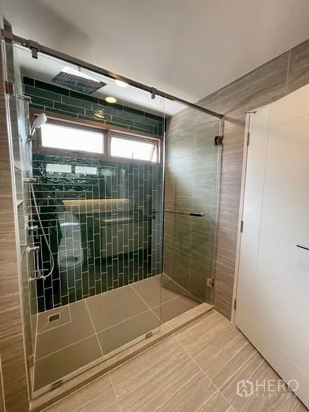 บ้าน ให้เช่าในBang Kapi, Bangkok - พื้นที่อาบน้ำปูกระเบื้องสีเขียวแบบซับเวย์ พร้อมเรนชาวเวอร์