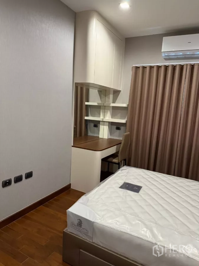 独立式住宅 出租在Bang Phli, Samut Prakan - 客卧带书桌、棕色窗帘与空调