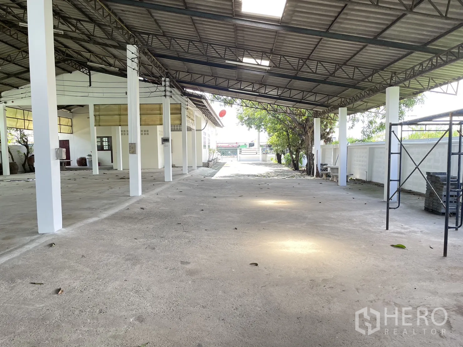 工厂 出租或出售在Pathum Thani - 开放式储物工作区，金属屋顶立柱，朝向前门视角。