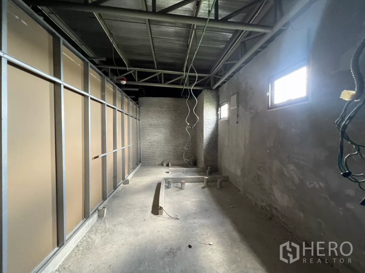 คลังสินค้า ขายในLat Krabang, Bangkok - ห้องยังไม่แล้วเสร็จ เดินท่อและจุดสุขภัณฑ์ใต้หลังคาโลหะ.