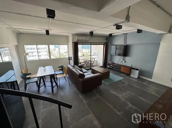 คอนโด ให้เช่าในWatthana, Bangkok - ห้องนั่งเล่นดูเพล็กซ์กว้างขวาง พร้อมโซฟา ชุดทานอาหาร และระเบียงวิวเมืองกรุงเทพฯ