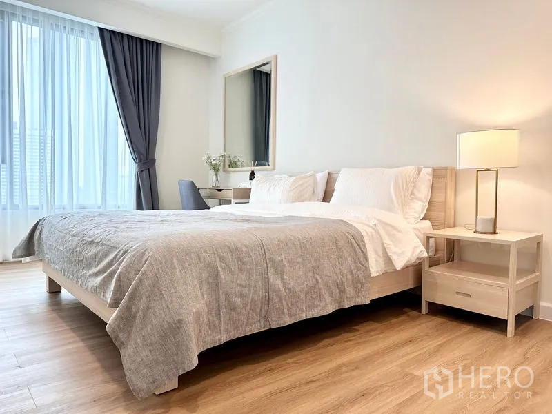 คอนโด ให้เช่าในKhlong San, Bangkok - ห้องนอนกว้าง มีโคมไฟหัวเตียง เตียงขนาดใหญ่ และผ้าม่านโปร่ง