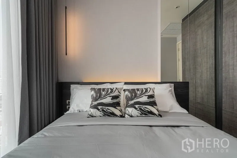 คอนโด ให้เช่าในWatthana, Bangkok - ห้องนอนอีกห้อง โทนสีเทา ม่านทึบพร้อมตู้เสื้อผ้ากระจก