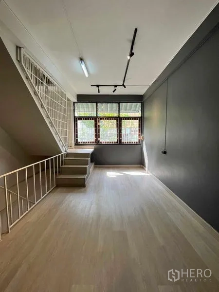 สำนักงานที่บ้าน ให้เช่าในKhlong Toei, Bangkok - ห้องสว่างพื้นไม้โทนอ่อน มีบันไดและหน้าต่างติดเหล็กดัด