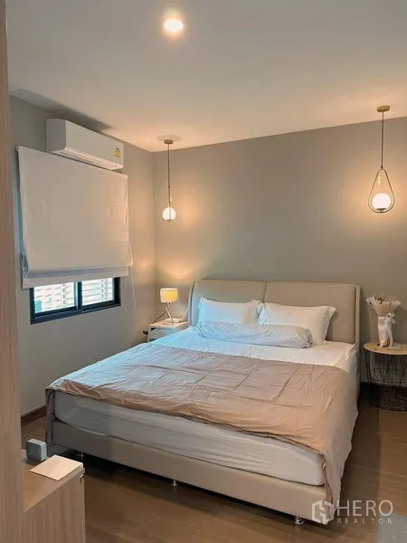 独立式住宅 出售 - 主卧配特大床与暖色吊灯，整体色调柔和