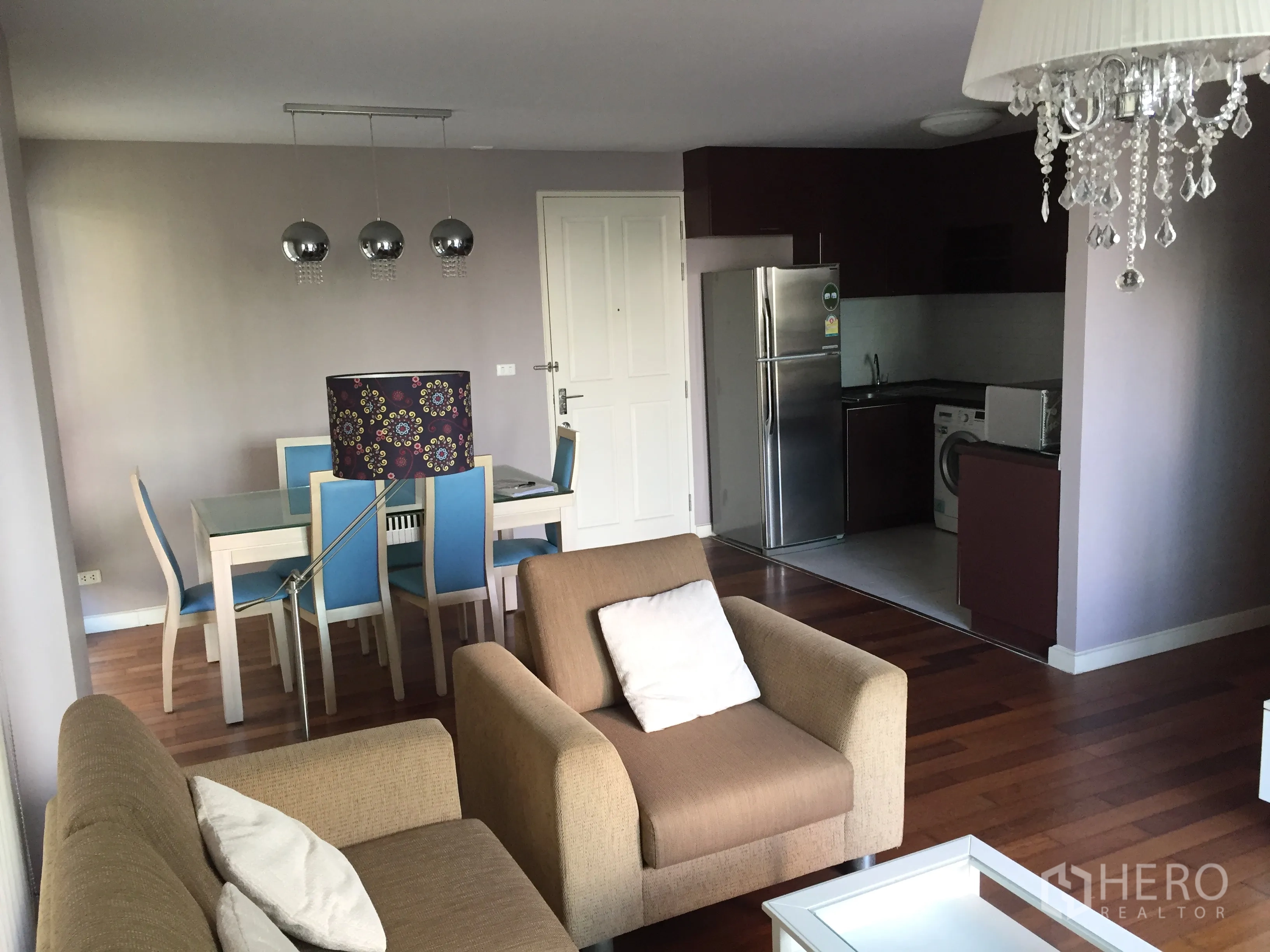 คอนโด ให้เช่าในWatthana, Bangkok - พื้นที่นั่งเล่นและรับประทานอาหารแบบโอเพนแปลนติดครัวและตู้เย็นสแตนเลส