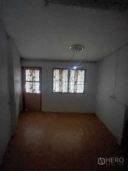 店屋 出租在Phra Nakhon, Bangkok - 空房间，带铁栏门窗，光线较暗。