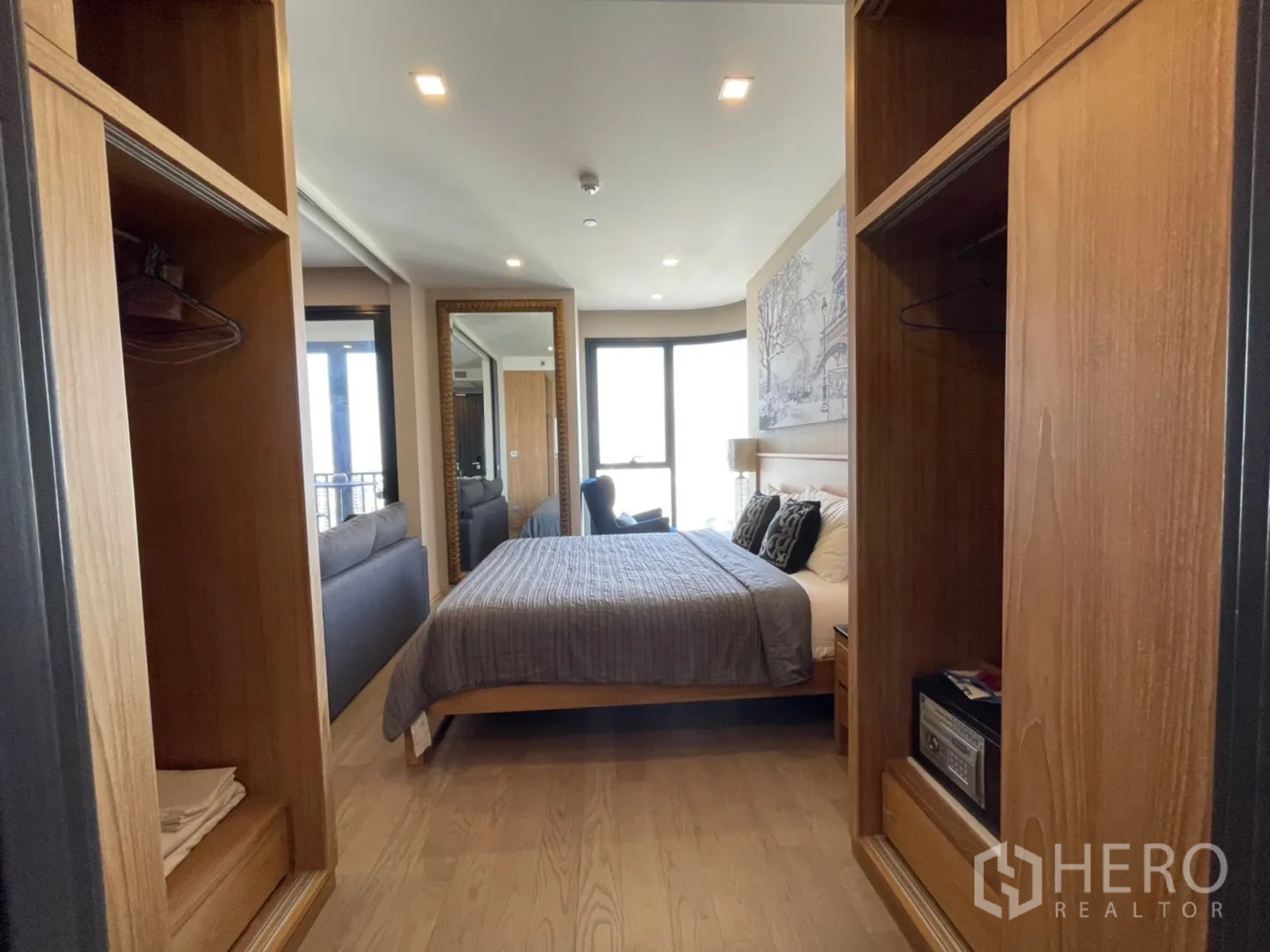 公寓 for rent in Watthana, Bangkok - 步入式通道衣柜，双侧收纳通向卧室。