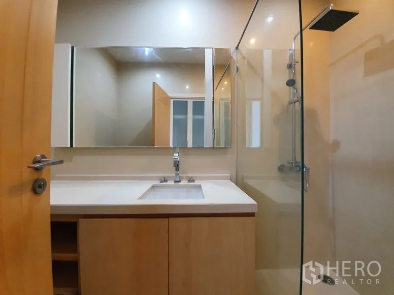 คอนโด ให้เช่าในChatuchak, Bangkok - ห้องน้ำสมัยใหม่ อ่างล้างหน้าท็อปกว้าง กระจกบานใหญ่ และตู้ฝักบัวกระจกใส